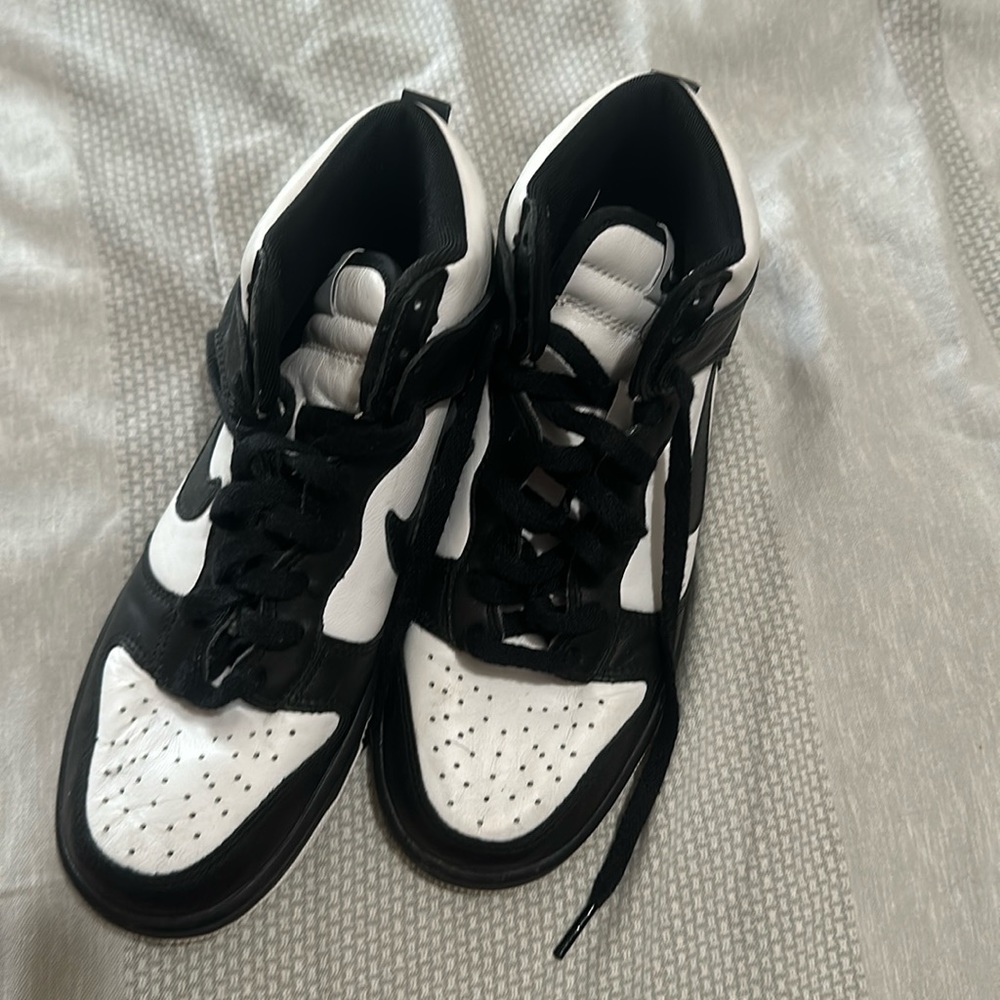 NIKE HIGH TOPS BLACK AND WHITE SIZE 7.5 WOMENS